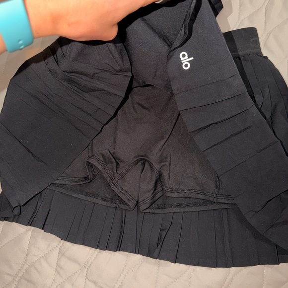 ALO Yoga Pleated Black Mini Skirt - Picture 2 of 3